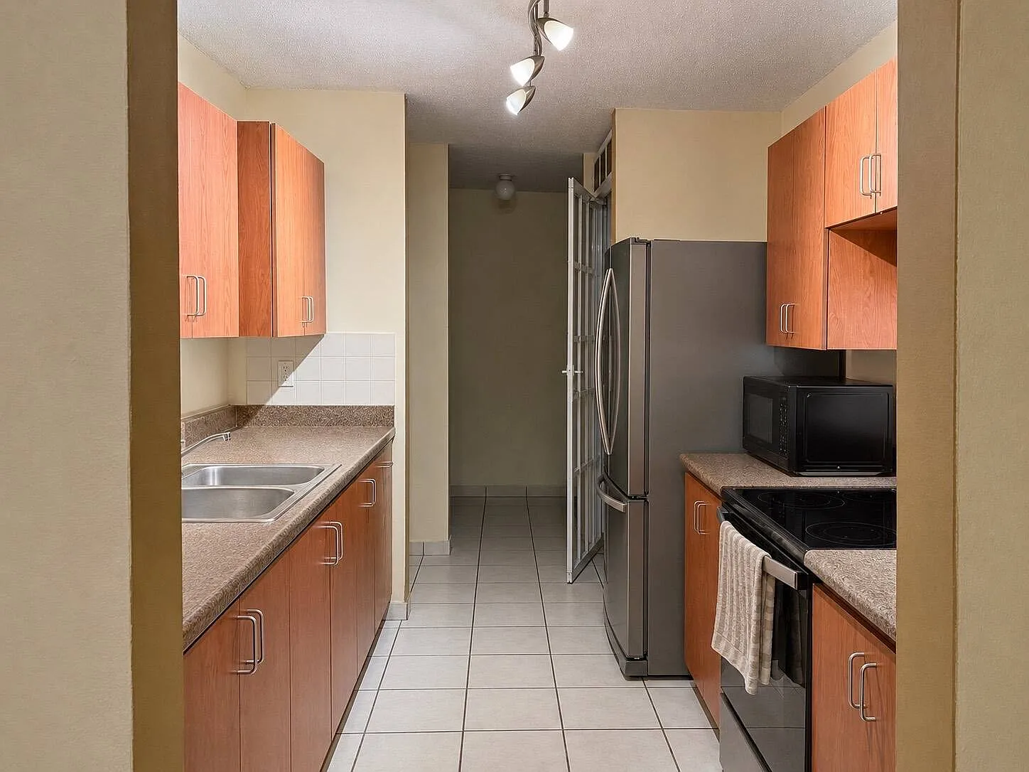 3 bed, 2.0 bath, $1,900 — Photo 3