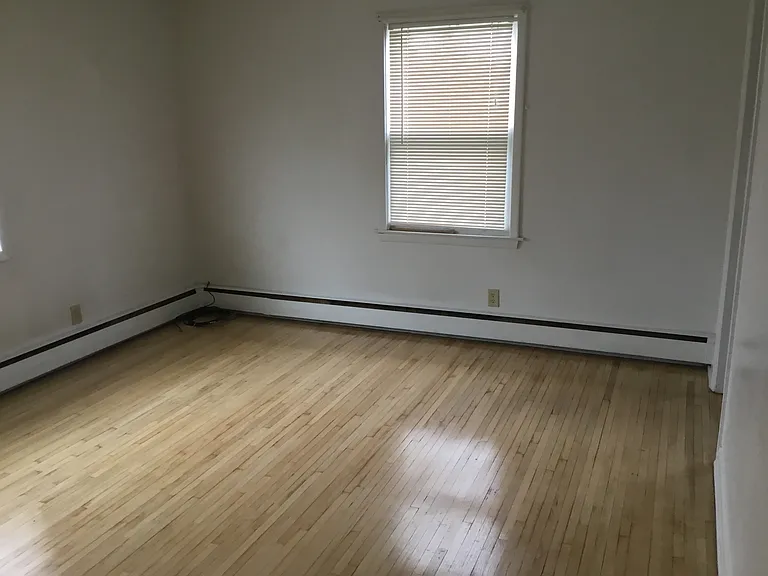 1006 Broadway St — Photo 4