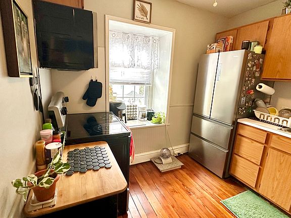 2nd image of 525 Leverington Ave #3