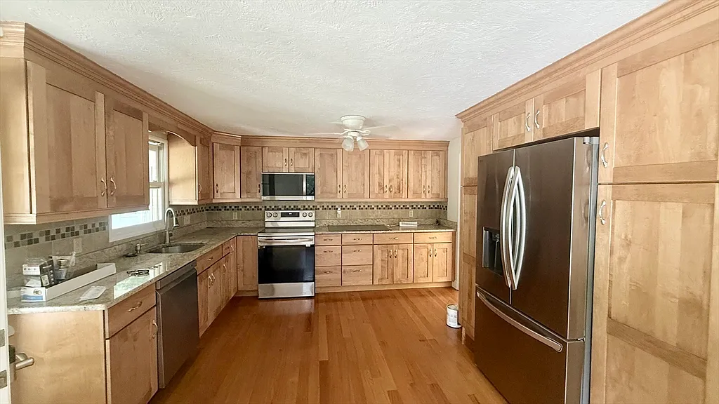 5 bed, 2.0 bath, 2012 sqft, $4,500 — Photo 2