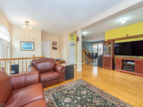 4th image of 12 Arrowgate Dr