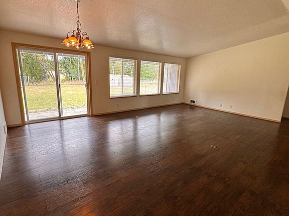 4th image of 811 NE Newton Creek Dr