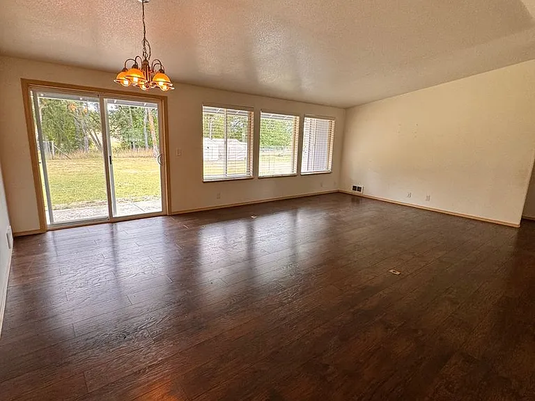 811 NE Newton Creek Dr — Photo 4