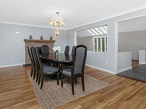 5th image of 50 Lanark Dr