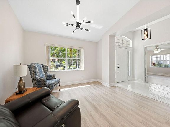 3rd image of 1495 E Lancewood Place
