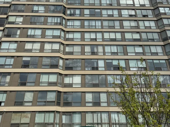 55 Elm Dr W #501, Mississauga, ON L5B 3Z3