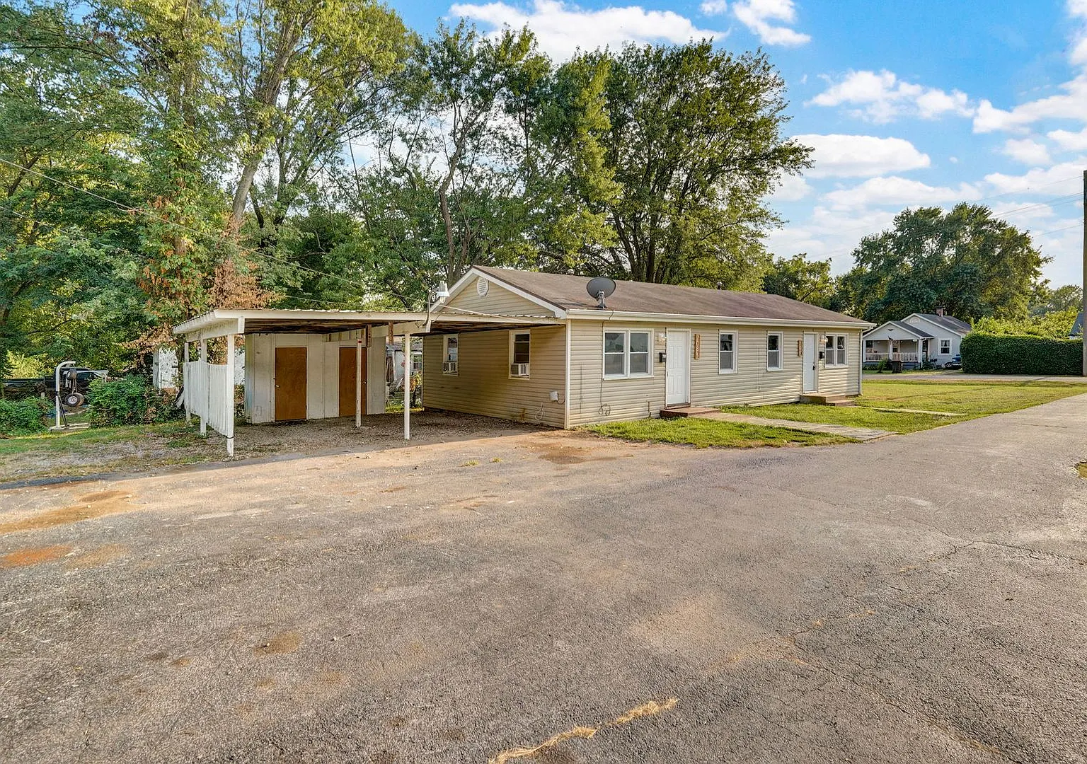 1 Bedroom | 1 Bathroom | House With Carport | Located On A Quiet Street| Lawn Care And Trash Incl... — Photo 2