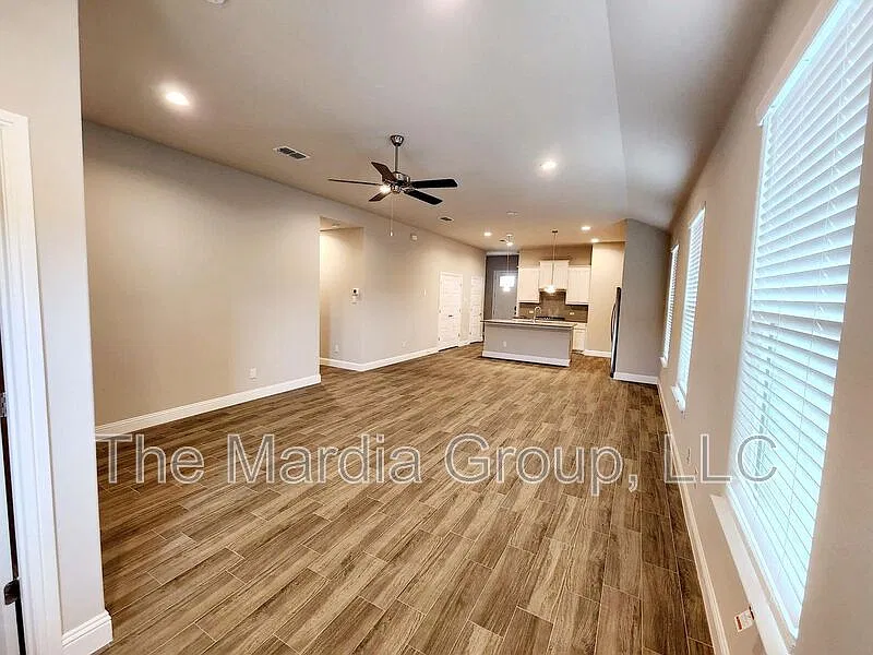 4 bed, 2.0 bath, 1938 sqft, $2,345 — Photo 2