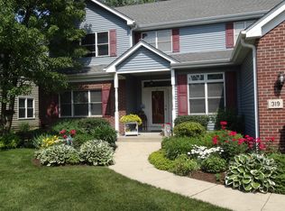 319 N Pondview Dr, Palatine, IL 60067