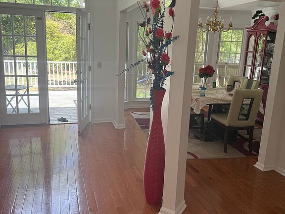 4th image of 3076 Elizabeth Ln