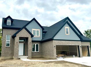 4220 Blossom Dr, Sterling Heights, MI 48314