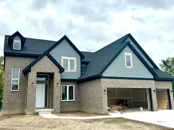 4220 Blossom Dr, Sterling Heights, MI 48314