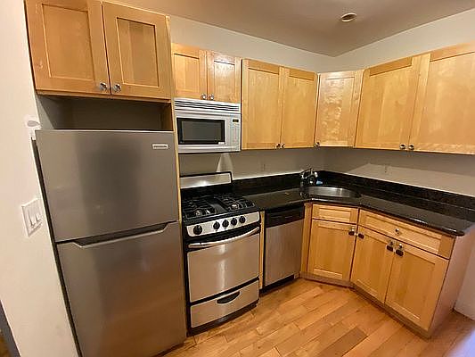 4th image of 2235 21st St APT 1R