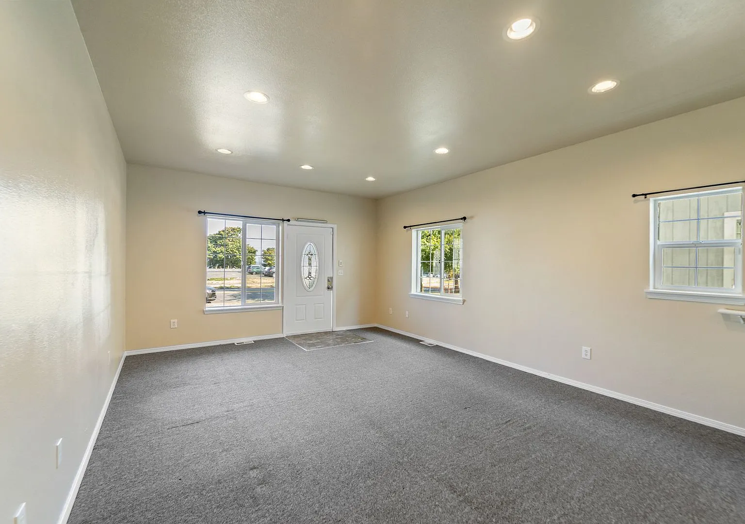 Coming Soon! Spacious 3 Bedroom / 2.5 Bathroom Single Family Home In Tacoma! — Photo 3