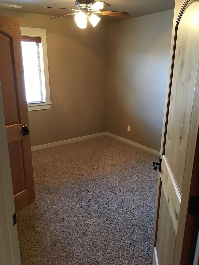 5 Bedroom, 4 Bath with 2 car garage — Photo 4