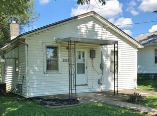 207 W Boyd St, Taylorville, IL 62568