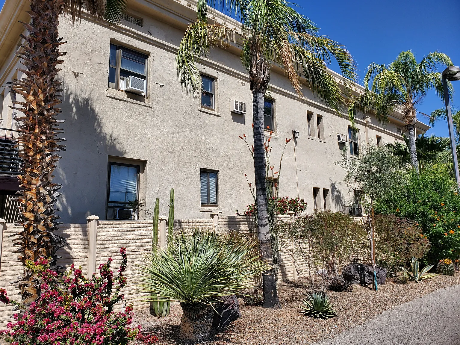 Castle Apartments — Photo 4