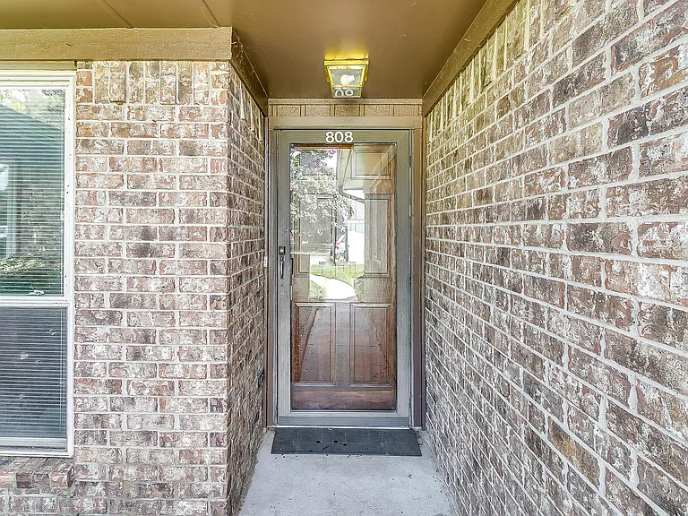 808 Sandhurst Dr — Photo 3
