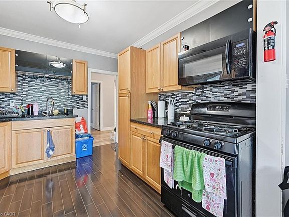 5th image of 275 W 2nd St