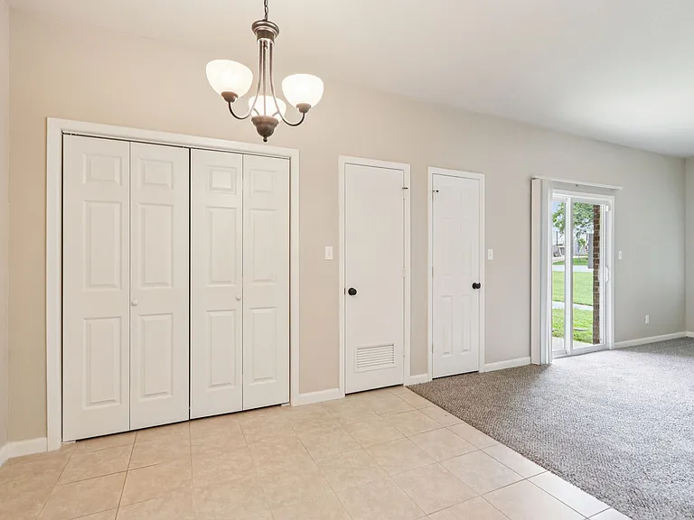 B2 - DUPLEX - 2BD, 2BA - 1054SF - Living/Dining Room