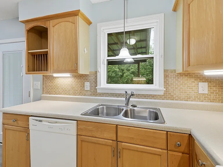 236 Lionel Rd — Photo 6