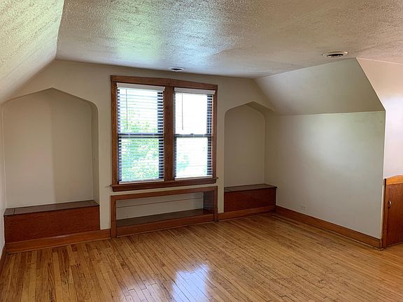 3rd image of 3729 N Kenmore Ave #3