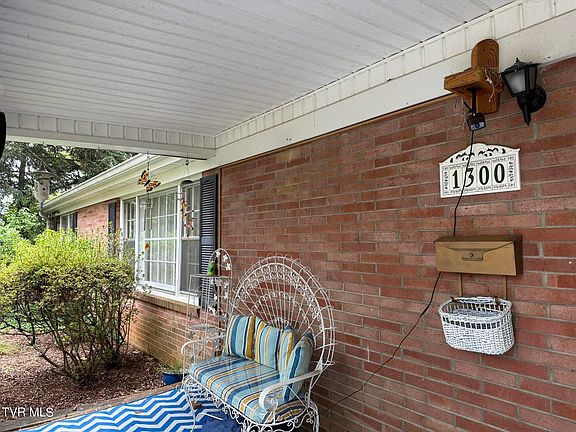 4th image of 1300 Woodland Ave
