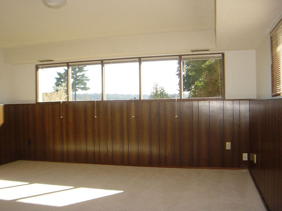Flexible bonus room with fireplace