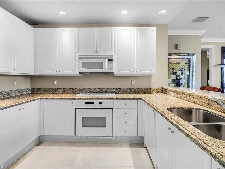 900 5th Ave S #302 — Photo 3