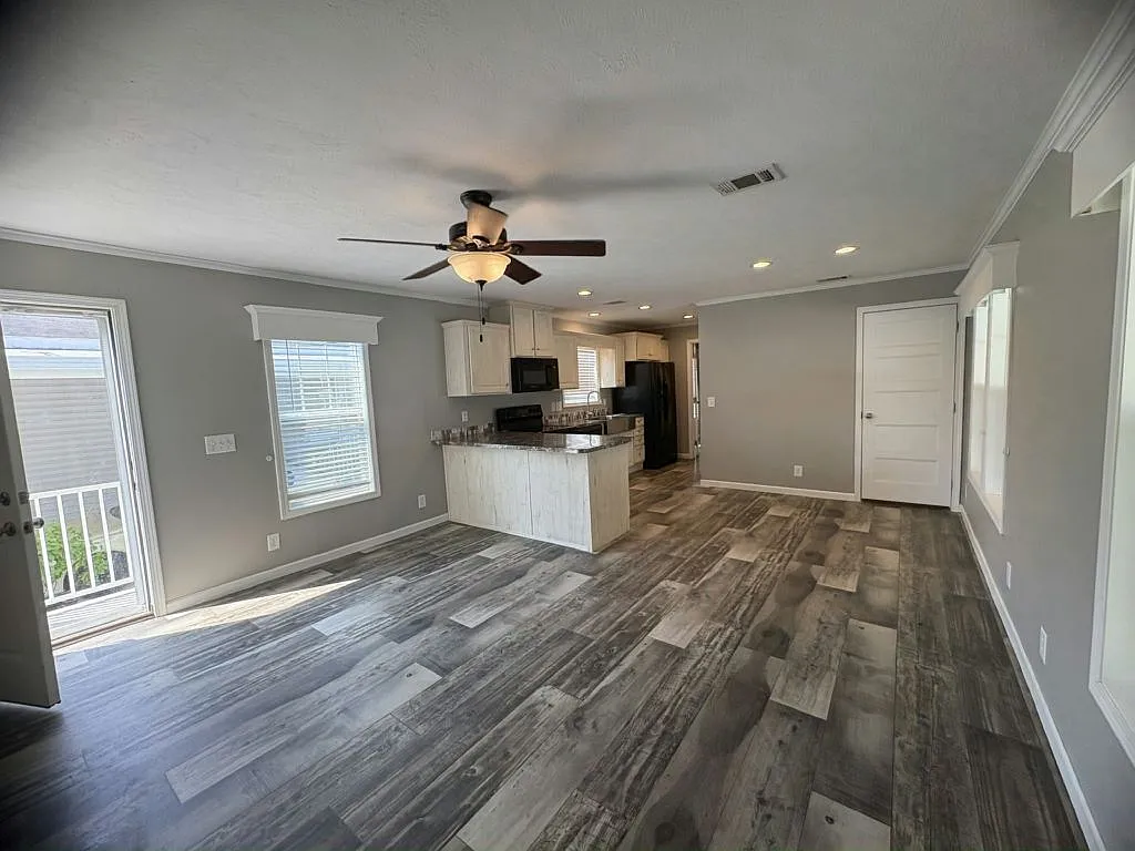 3 bed, 2.0 bath, 1014 sqft, $1,299 — Photo 2