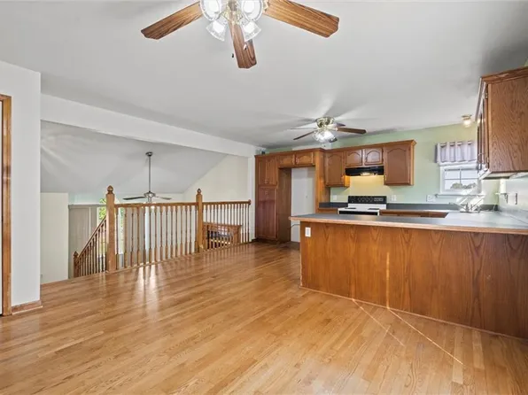 14757 Oak Ct, Bonner Springs, KS 66012