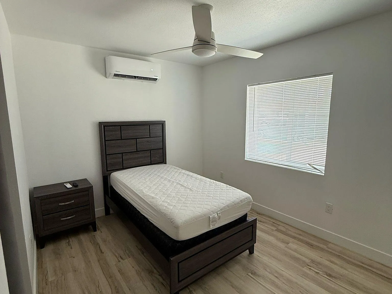 4 bed, 9.0 bath, 2300 sqft, $949 — Photo 1