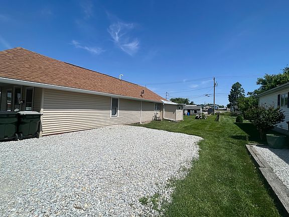 4th image of 320 W 4th St