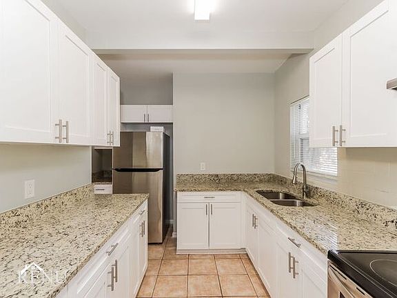 2nd image of 1602 Simmons Pl