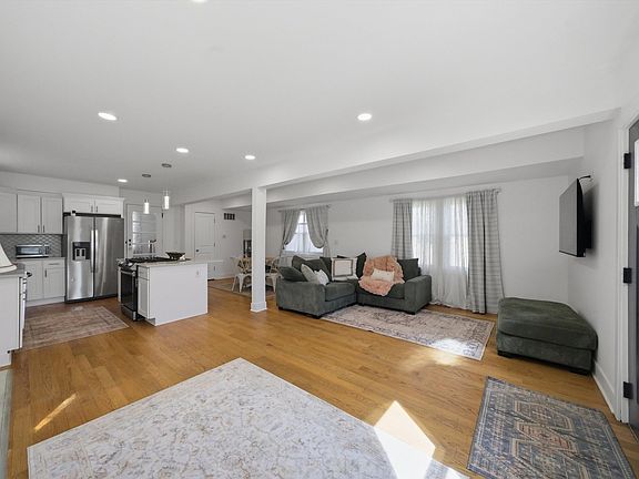 3rd image of 4636 Custer Ave