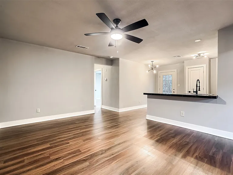 5909 Lago Vista Way #D — Photo 11