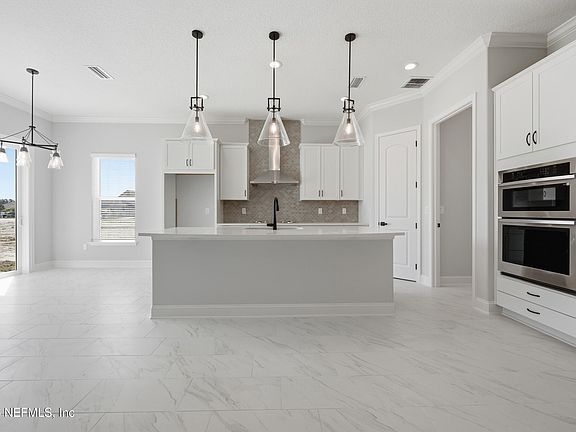 3rd image of 810 OAKLAWN Court