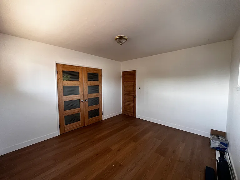 800 N Glenoaks Blvd — Photo 2