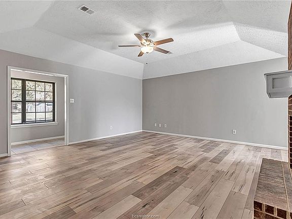 3rd image of 3705 Ravenwood Dr