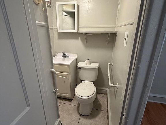 4th image of 452 Devereaux Ave
