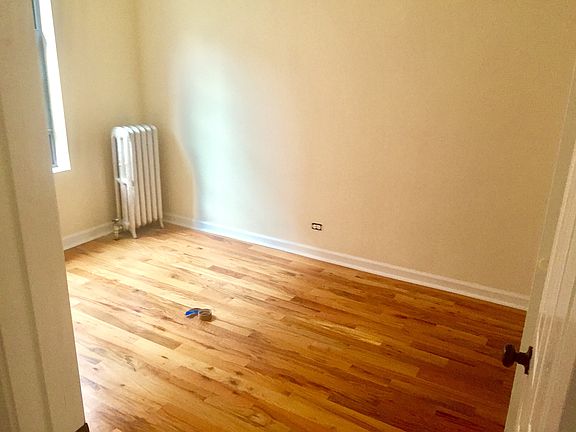 3rd image of 910 W Oakdale Ave APT 001S