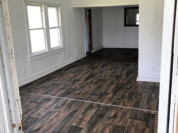 3rd image of 1828 W Strothers Ave