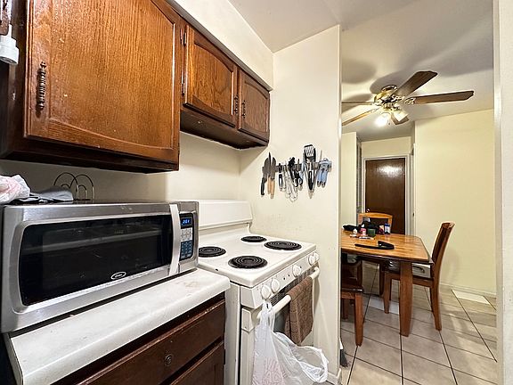4th image of 3825 N Pine Grove Ave #14