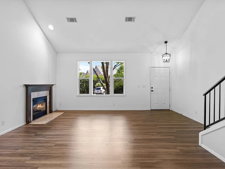 235 Jackson Creek Dr — Photo 4