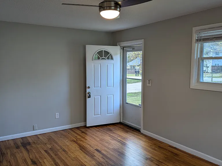 218 S Moss Ave — Photo 3