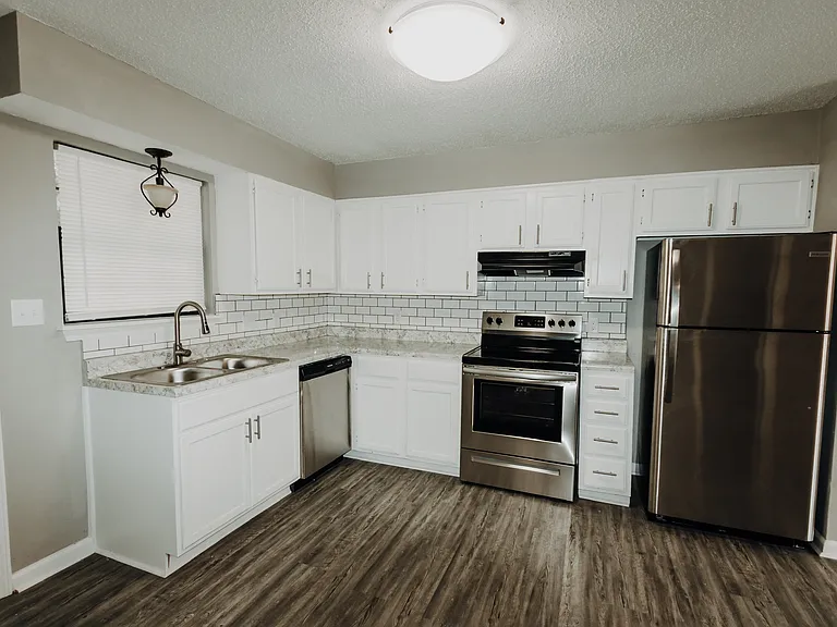 1800 Labette Manor Dr — Photo 2