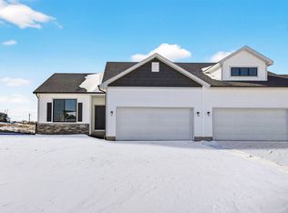 16724 Walnut Meadows Cir, Urbandale, IA 50323