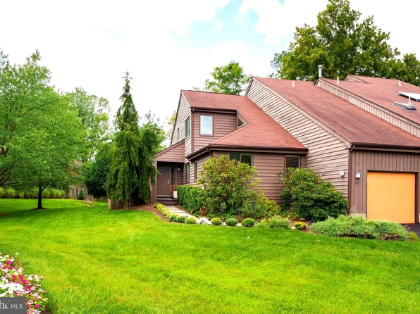 24 Matthew Dr, Ewing, NJ 08628