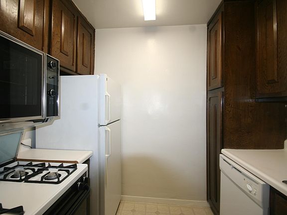 4th image of 866 W Broadway E #4
