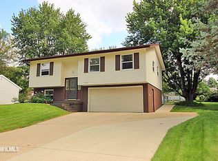 2111 Middlebury Rd, Freeport, IL 61032